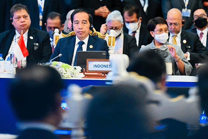 Mengawali agenda di hari keempat kunjungan kerjanya di Kamboja, Presiden Joko Widodo mengikuti KTT ke-25 ASEAN Plus Three (APT) yang digelar di Hotel Sokha.