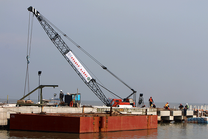 Pekerja mengerjakan proyek pembangunan Dermaga Pelabuhan Muara Angke Jakarta, Sabtu (12/11/2022).