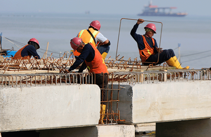 Pekerja mengerjakan proyek pembangunan Dermaga Pelabuhan Muara Angke Jakarta, Sabtu (12/11/2022).