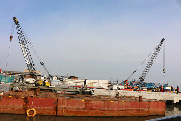 Pekerja mengerjakan proyek pembangunan Dermaga Pelabuhan Muara Angke Jakarta, Sabtu (12/11/2022).