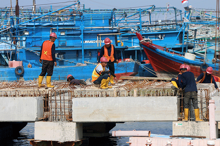 Pekerja mengerjakan proyek pembangunan Dermaga Pelabuhan Muara Angke Jakarta, Sabtu (12/11/2022).