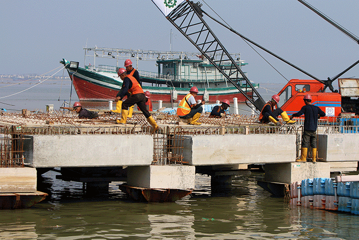 Pekerja mengerjakan proyek pembangunan Dermaga Pelabuhan Muara Angke Jakarta, Sabtu (12/11/2022).