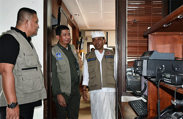 Kepala BNPB Letnan Jenderal TNI Suharyanto meninjau aktivitas tim Badan Penanggulangan Bencana Daerah (BPBD) Provinsi Bali.