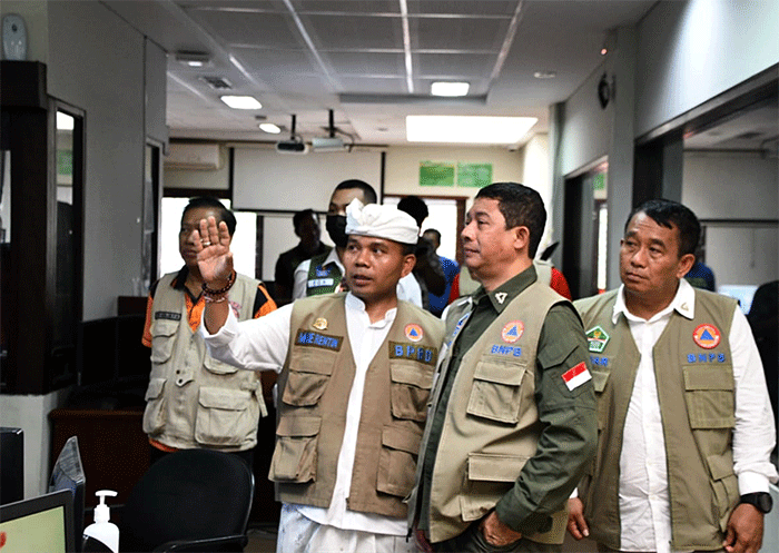 Kepala BNPB Letnan Jenderal TNI Suharyanto meninjau aktivitas tim Badan Penanggulangan Bencana Daerah (BPBD) Provinsi Bali.