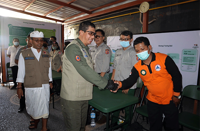 Kepala BNPB Letnan Jenderal TNI Suharyanto meninjau aktivitas tim Badan Penanggulangan Bencana Daerah (BPBD) Provinsi Bali.