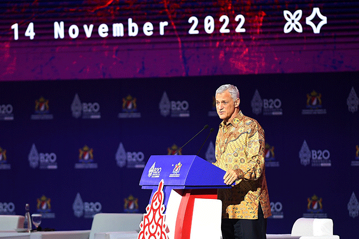 Standard Chartered Bank (SCB) Group CEO Bill Winters memberikan keynote speech di acara B20 Summit Indonesia 2022 di Bali, Minggu (13/11/2022).