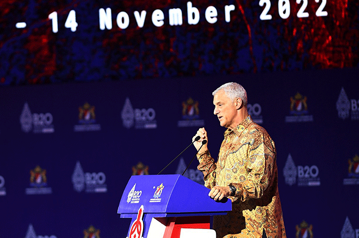 Standard Chartered Bank (SCB) Group CEO Bill Winters memberikan keynote speech di acara B20 Summit Indonesia 2022 di Bali, Minggu (13/11/2022).