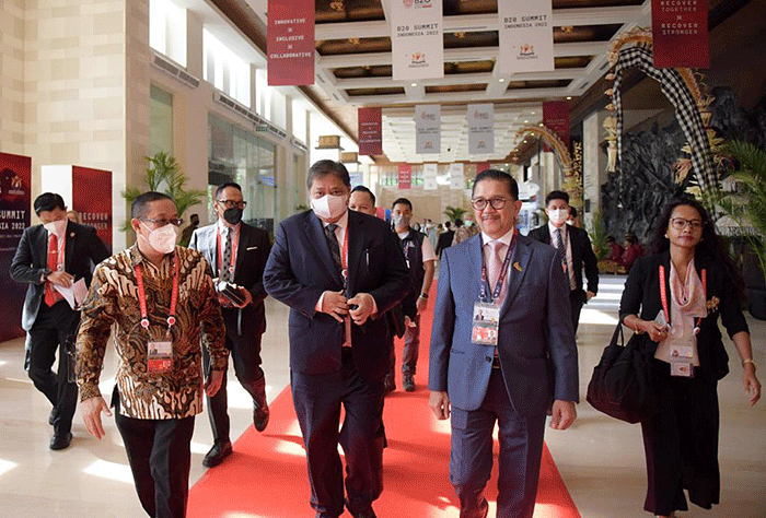 Menteri Koordinator Bidang Perekonomian Airlangga Hartarto dalam acara Business20 (B20) Summit yang diselenggarakan di Bali Nusa Dua Convention Center.
