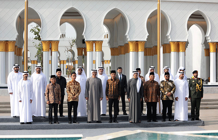 Menteri Pertahanan Prabowo Subianto mendampingi Presiden Jokowi dan Presiden Uni Emirat Arab Mohammed bin Zayed meresmikan Masjid Raya Sheikh Zayed Solo.