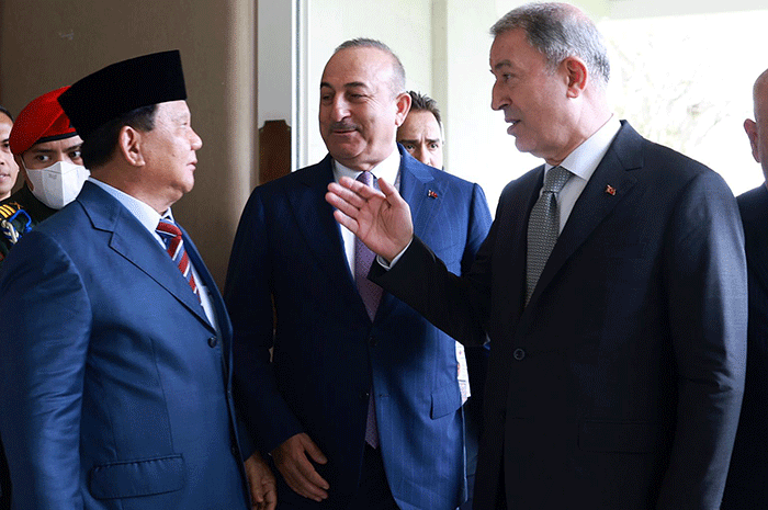 Menteri Pertahanan RI Prabowo Subianto (kiri) bersama Menteri Pertahanan Turki Hulusi Akar menandatangani MoU bidang pertahanan di Bali, Senin (14/11/2022).