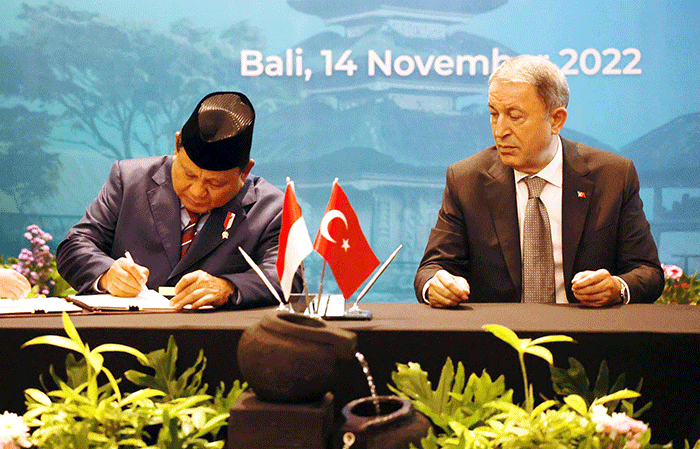 Menteri Pertahanan RI Prabowo Subianto (kiri) bersama Menteri Pertahanan Turki Hulusi Akar menandatangani MoU bidang pertahanan di Bali, Senin (14/11/2022).