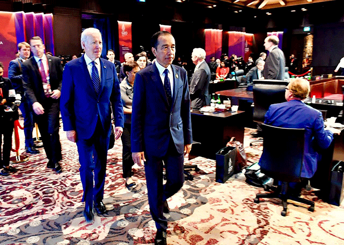 Presiden Joko Widodo (tengah) didampingi Menteri Keuangan Srimulyani (kanan) dan Menteri Luar Negeri Retno Marsudi membuka KTT G20 di Apurva, Bali.