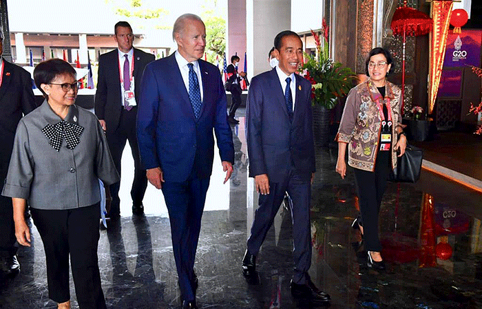 Presiden Joko Widodo (tengah) didampingi Menteri Keuangan Srimulyani (kanan) dan Menteri Luar Negeri Retno Marsudi membuka KTT G20 di Apurva, Bali.
