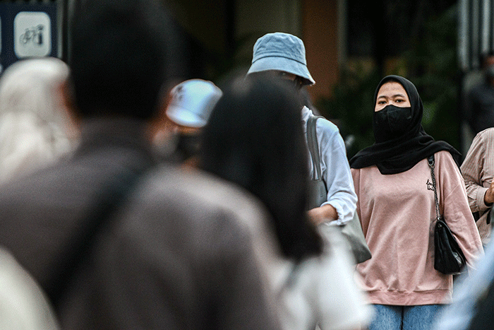 Sejumlah pekerja saat melintas di kawasan Sudirman-Thamrin, Jakarta, Selasa (15/11/2022).