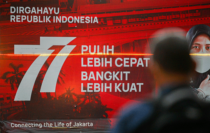 Sejumlah pekerja saat melintas di kawasan Sudirman-Thamrin, Jakarta, Selasa (15/11/2022).