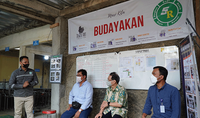 Penyerahan produk meja dan kursi oleh Dewoz Art kepada Pama di Tarikolot Bogor, Selasa (15/11/2022).