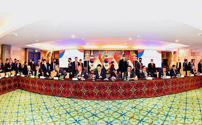 Di sela-sela acara B20, Presiden Joko Widodo menghadiri pertemuan dengan para pengusaha Republik Korea di Bali Nusa Dua Convention Center (BNDCC).