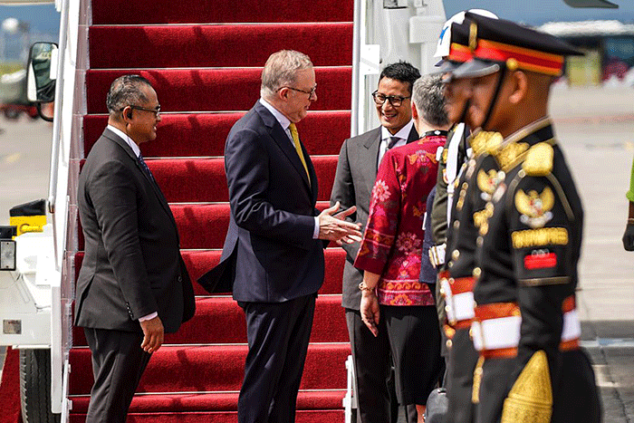 Menparekraf RI Sandiaga Salahuddin Uno menyambut kedatangan Perdana Menteri Australia Anthony Albanese di Bali, Senin (14/11/2022).