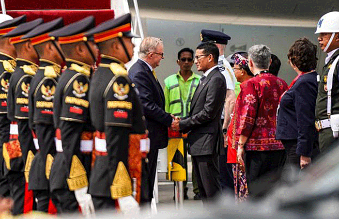 Menparekraf RI Sandiaga Salahuddin Uno menyambut kedatangan Perdana Menteri Australia Anthony Albanese di Bali, Senin (14/11/2022).