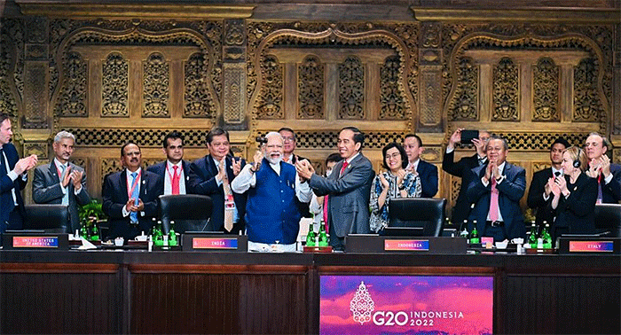 Presiden Joko Widodo menyerahkan tampuk presidensi G20 kepada India yang akan memegang presidensi G20 pada tahun 2023 di Hotel Apurva Kempinski.