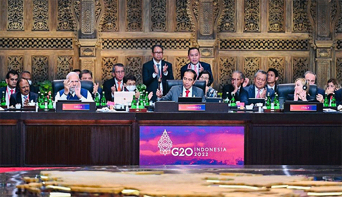 Presiden Joko Widodo menyerahkan tampuk presidensi G20 kepada India yang akan memegang presidensi G20 pada tahun 2023 di Hotel Apurva Kempinski.