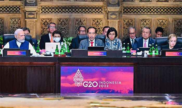 Presiden Joko Widodo menyerahkan tampuk presidensi G20 kepada India yang akan memegang presidensi G20 pada tahun 2023 di Hotel Apurva Kempinski.