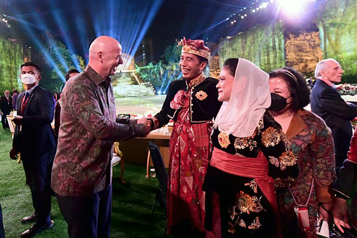 Presiden Joko Widodo beserta Ibu Iriana Joko Widodo menjamu santap malam para pemimpin negara-negara G20, organisasi internasional dan undangan lainnya.