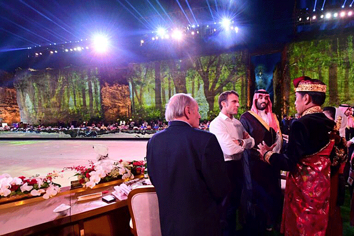 Presiden Joko Widodo beserta Ibu Iriana Joko Widodo menjamu santap malam para pemimpin negara-negara G20, organisasi internasional dan undangan lainnya.