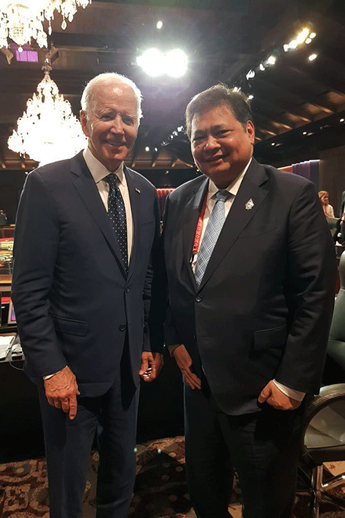 Menteri Koordinator Bidang Perekonomian Airlangga Hartarto mendampingi Presiden Joko Widodo saat bertemu dengan Presiden Amerika Serikat (AS) Joe Biden.