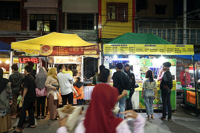 Sejumlah warga tengah membeli jajanan di pusat kuliner jalanan (Streetfood) Cidu, Makassar, Selasa (15/11/2022).