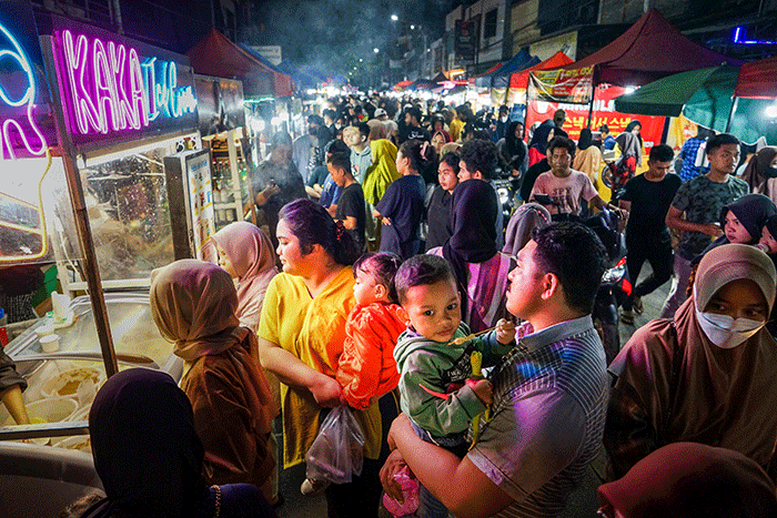 Sejumlah warga tengah membeli jajanan di pusat kuliner jalanan (Streetfood) Cidu, Makassar, Selasa (15/11/2022).