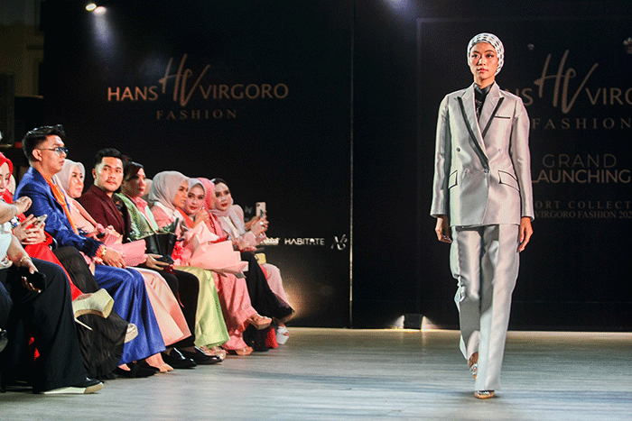 Sejumlah model berjalan di cat walk saat peragaan busana launching HV fashion di Jakarta Selatan, Rabu (16/11/2022).