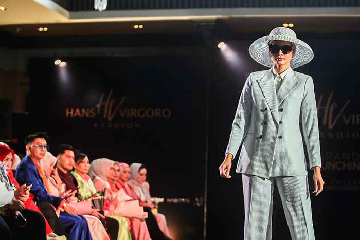 Sejumlah model berjalan di cat walk saat peragaan busana launching HV fashion di Jakarta Selatan, Rabu (16/11/2022).