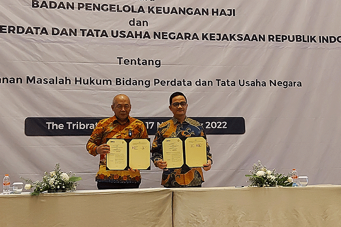 Penandatanganan perjanjian kerja sama antara BPKH dan Jamdatun RI di The Tribata Darmawangsa, Jakarta, Kamis (17/11/2022).
