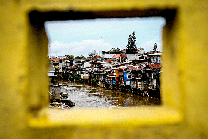 Suasana pemukiman padat penduduk di kawasan bantaran Kali Ciliwung, Jakarta, Kamis (17/11/2022). 