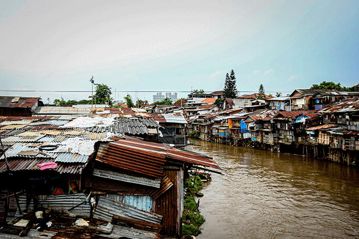 Suasana pemukiman padat penduduk di kawasan bantaran Kali Ciliwung, Jakarta, Kamis (17/11/2022). 