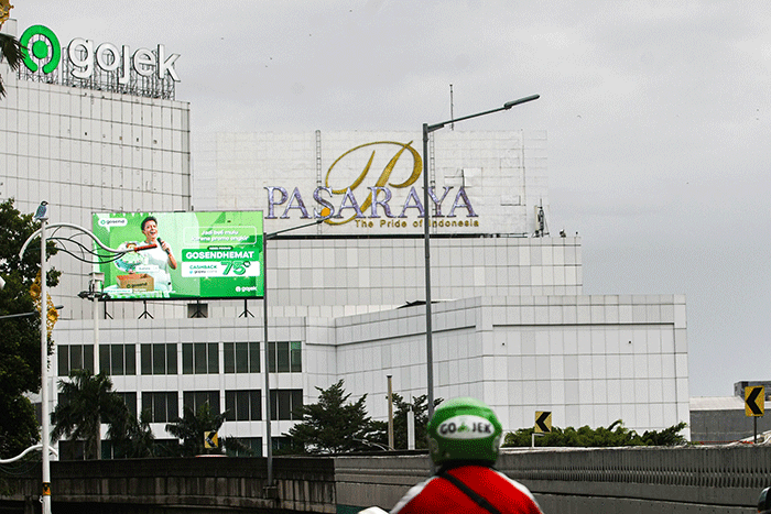 Driver Gojek saat melintas di kawasan Jakarta, Jumat (18/11/2022).