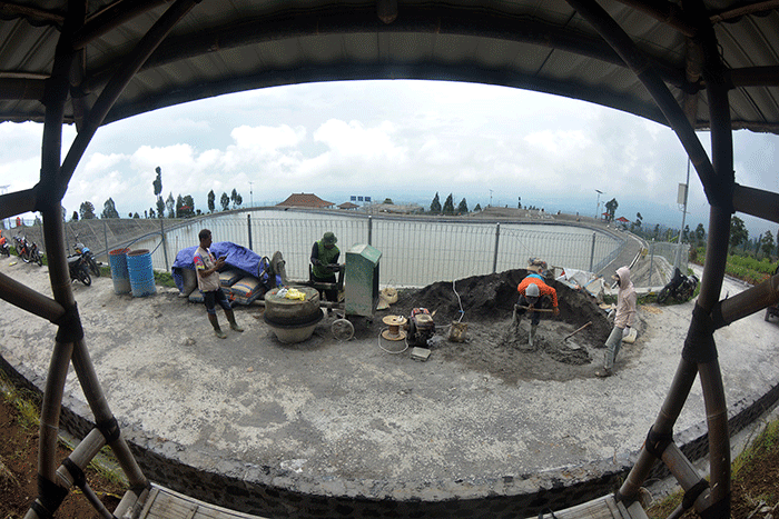 Aktivitas sejumlah pekerja dalam mengerjakan sarana infrastruktur di kawasan Embung Bansari, Desa Bansari, Kecamatan Bansari, Kabupaten Temanggung.