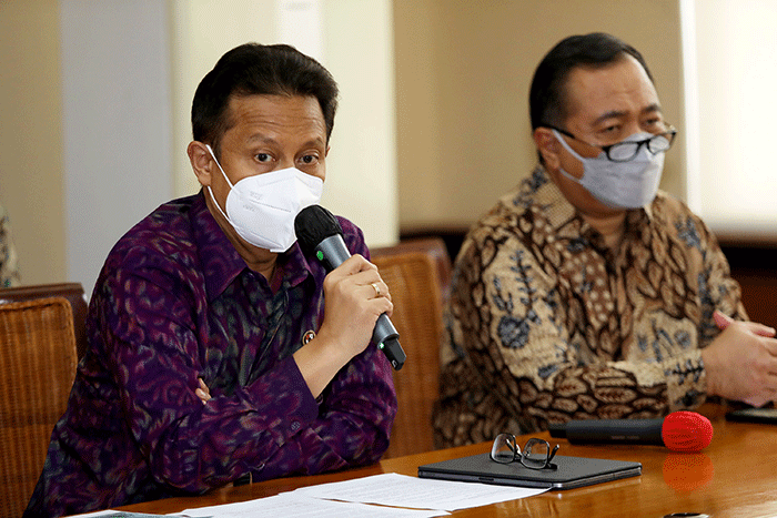 Menteri Kesehatan Budi Gunadi Sadikin memberikan keterangan pers terkait dengan Indonesia Memanggil Dokter Spesialis WNI Lulusan Luar Negeri.