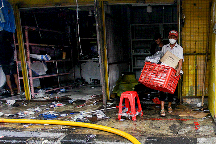 Sejumlah pedagang mencari kembali barang-barang yang masih tersisa akibat terbakar sebanyak 20 kios di Pasar Pagi Asemka, Jakarta, Jumat (18/11/2022).