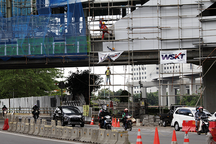 Pekerja menyelesaikan pembangunan Jembatan Penyeberangan Multiguna (JPM) di kawasan Dukuh Atas, Jakarta Pusat, Sabtu (19/11/2022).