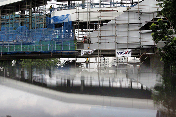 Pekerja menyelesaikan pembangunan Jembatan Penyeberangan Multiguna (JPM) di kawasan Dukuh Atas, Jakarta Pusat, Sabtu (19/11/2022).
