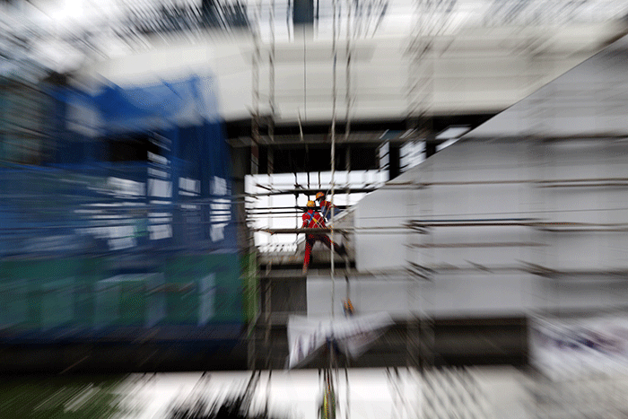 Pekerja menyelesaikan pembangunan Jembatan Penyeberangan Multiguna (JPM) di kawasan Dukuh Atas, Jakarta Pusat, Sabtu (19/11/2022).