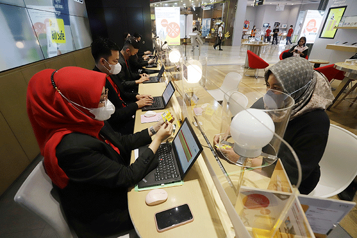 Petugas melayani pelanggan di Gerai Indosat Kota Kasablanka, Jakarta, Sabtu (19/11/2022).