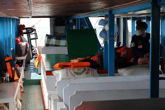 Anak Buah Kapal (ABK) angkutan transportasi laut kapal tradisional menunjukkan penghasilannya di Jakarta, Sabtu (19/11/2022).