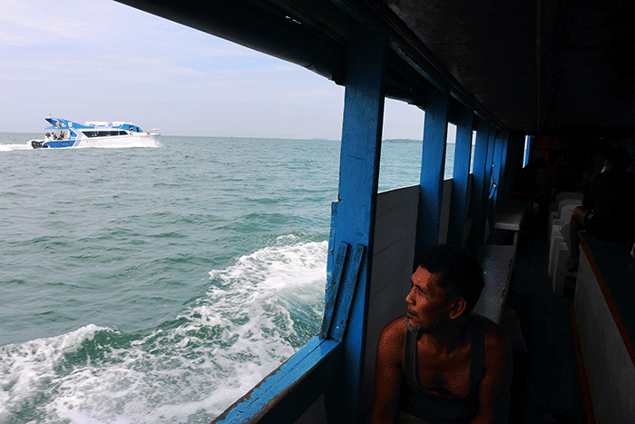 Anak Buah Kapal (ABK) angkutan transportasi laut kapal tradisional menunjukkan penghasilannya di Jakarta, Sabtu (19/11/2022).