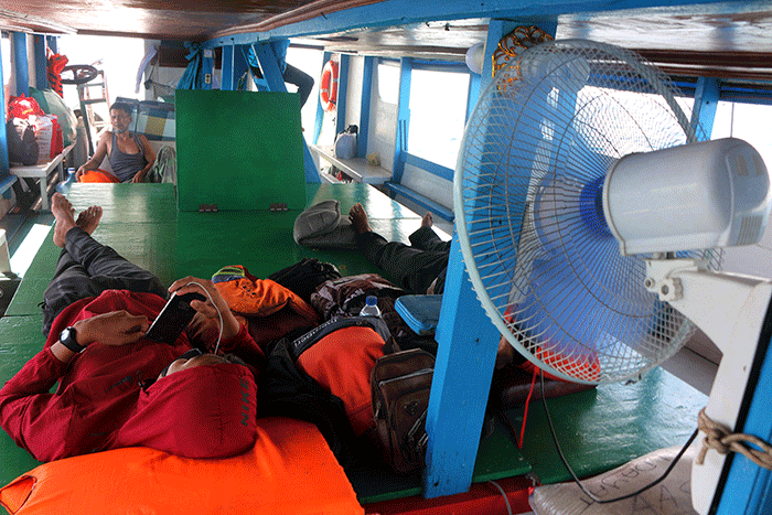 Anak Buah Kapal (ABK) angkutan transportasi laut kapal tradisional menunjukkan penghasilannya di Jakarta, Sabtu (19/11/2022).