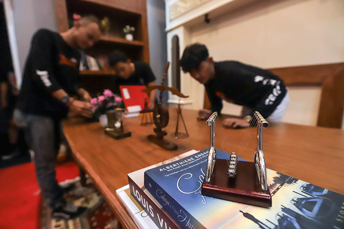 Peserta saat mengikuti permainan Mencuri Raden Saleh - Heist Experience Challenge di Pos Blok, Jakarta Pusat, Sabtu (19/11/2022).