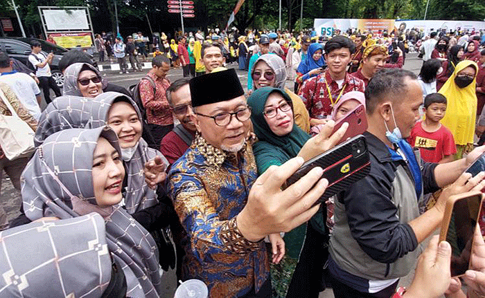 Menteri Perdagangan saat menghadiri muktamar ke-48 Muhammadiyah di Stadion Manahan Solo, Jawa Tengah, Sabtu (19/11/2022).