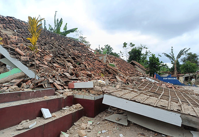 Sejumlah bangunan roboh akibat gempa di Cianjur, Jawa Barat, Senin (21/11/2022).